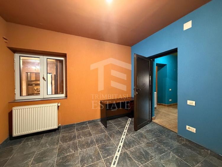 Casă individuală cu 12 camere cu Canalizare în Central