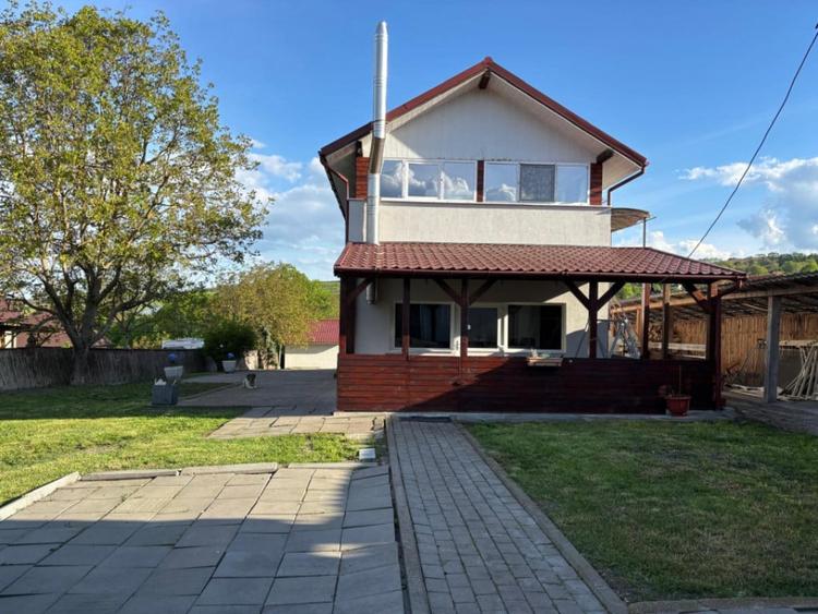 Casă cu 5 camere cu Teren 4000 Mp în Comșești