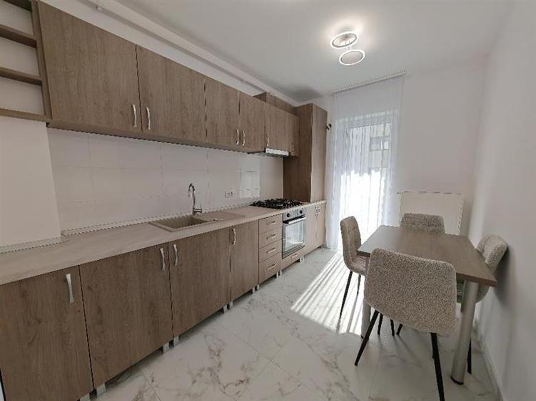 Apartament cu 3 camere decomandat, mobilat în Periferie