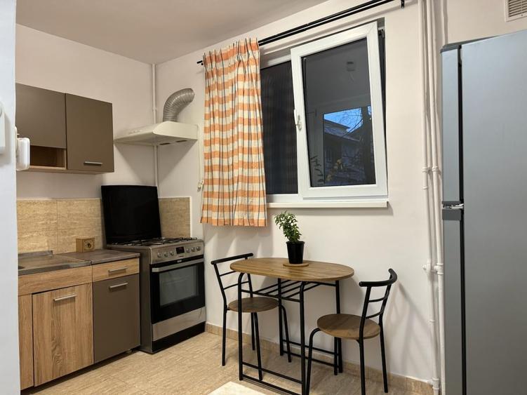 Apartament cu 3 camere decomandat, mobilat în Baba Novac