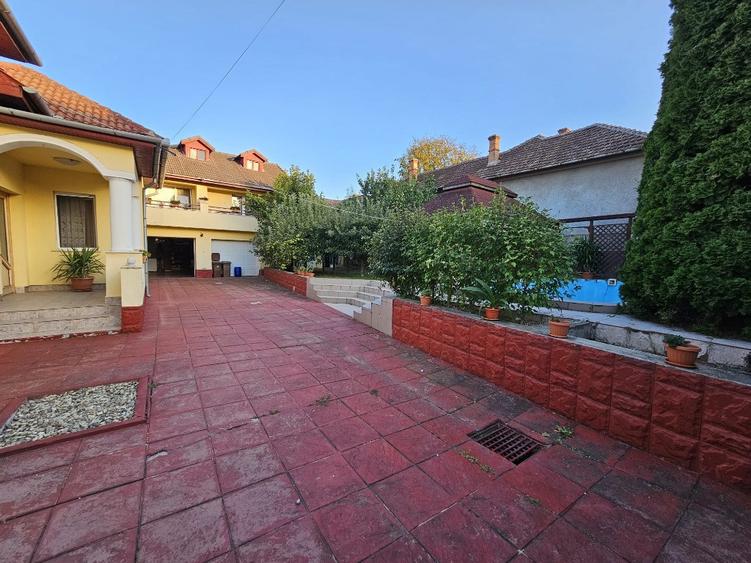 Casă cu 5 camere cu Teren 978 Mp în Central