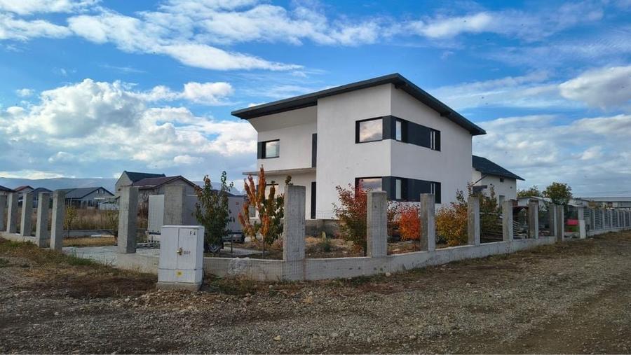 Casă cu 4 camere în Mihai Viteazu
