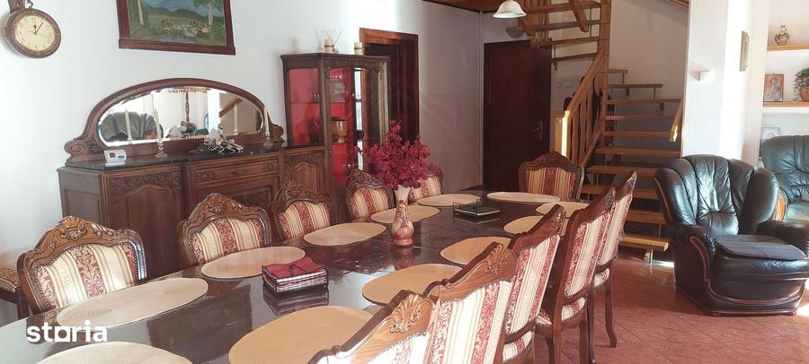 Casă cu 10 camere cu Teren 1000 Mp în Cerbăl