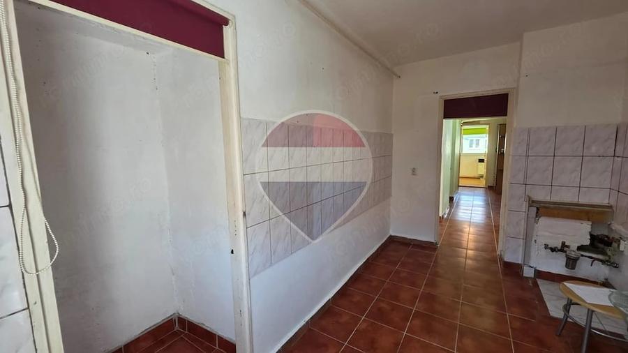 Apartament cu 4 camere decomandat în Vitrometan