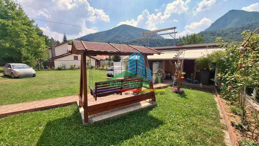 Casă individuală cu 10 camere cu Canalizare în Lepșa