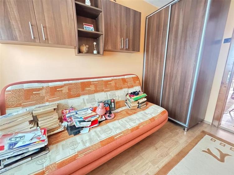 Apartament cu 3 camere decomandat, mobilat în Valea Aurie