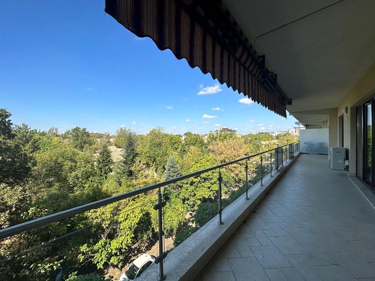 Apartament cu 4 camere semidecomandat în Herăstrău