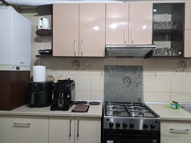 Apartament cu 3 camere decomandat în 1 Decembrie