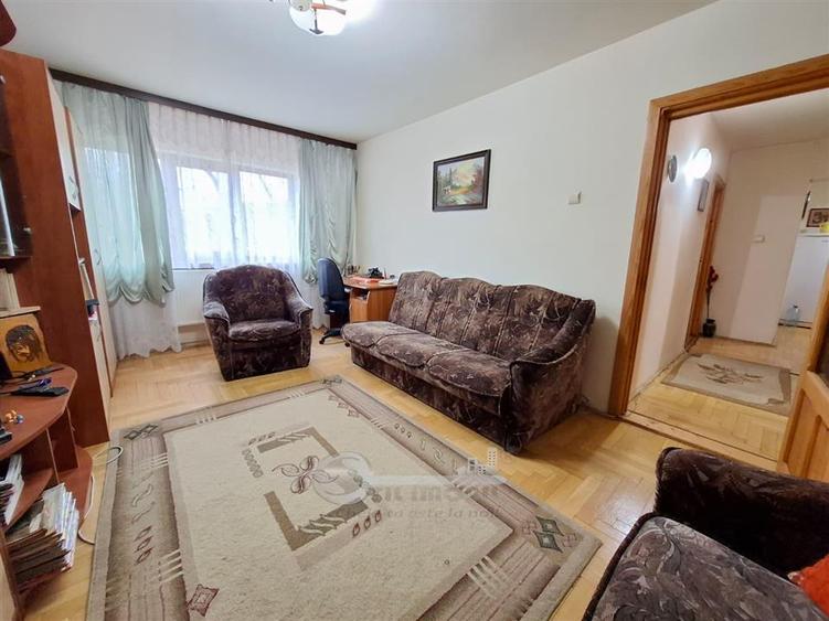 Apartament cu 3 camere decomandat în Nicolina