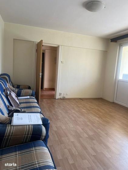 Apartament cu 3 camere semidecomandat în Militari