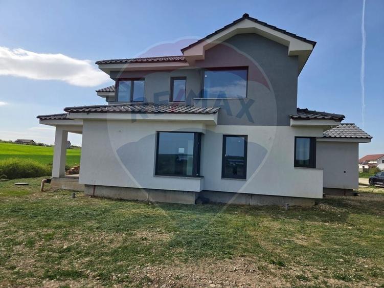 Casă individuală cu 5 camere cu Teren 570 Mp în Cihei
