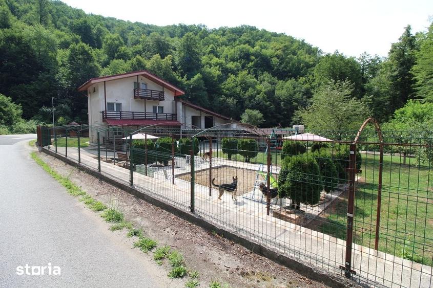 Casă cu 6 camere cu Teren 1100 Mp în Ghelari