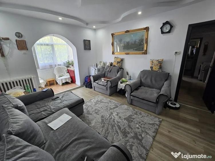 Apartament cu 3 camere semidecomandat în Dacia