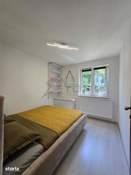 Apartament cu 3 camere semidecomandat în Podu Roș