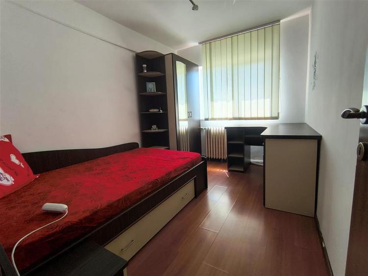 Apartament cu 4 camere decomandat în Inel II