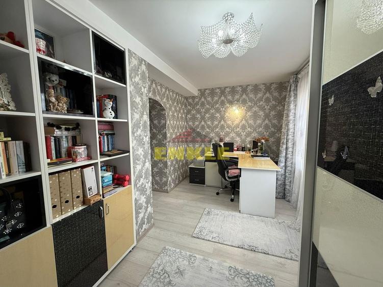 Casă individuală cu 8 camere cu Teren 150 Mp în Central