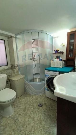 Casă individuală cu 6 camere cu Piscina în Piața Centrală