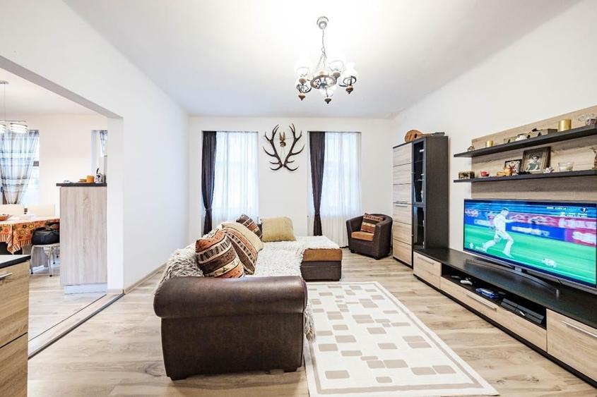 Apartament cu 3 camere semidecomandat, mobilat în Central