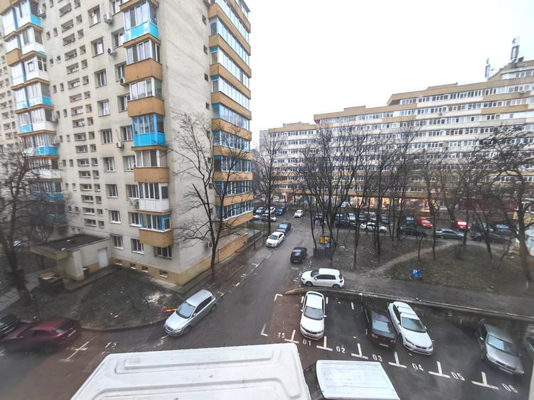 Apartament cu 3 camere semidecomandat, mobilat în Doamna Ghica