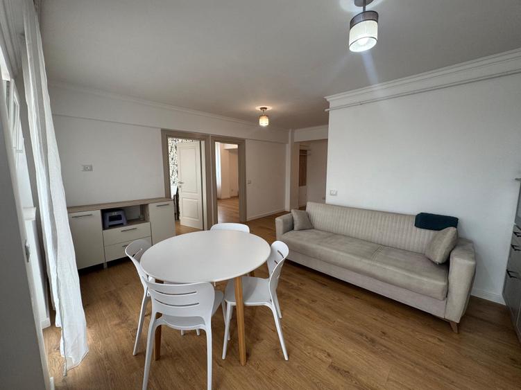 Apartament cu 3 camere semidecomandat în Vișani