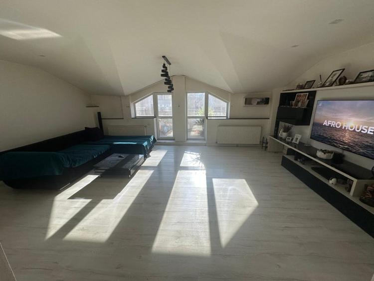 Apartament cu 3 camere decomandat, mobilat în Rovine