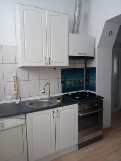 Casă cu 2 camere cu Canalizare în Central