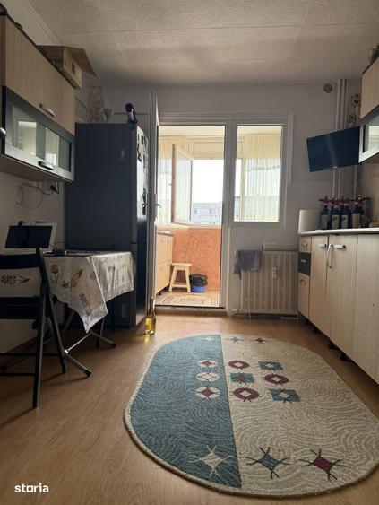 Apartament cu 4 camere semidecomandat, mobilat în Crângași
