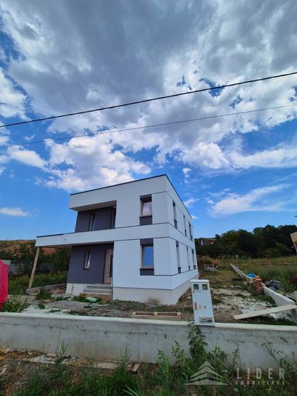 Casă individuală cu 5 camere cu Canalizare în Borhanci