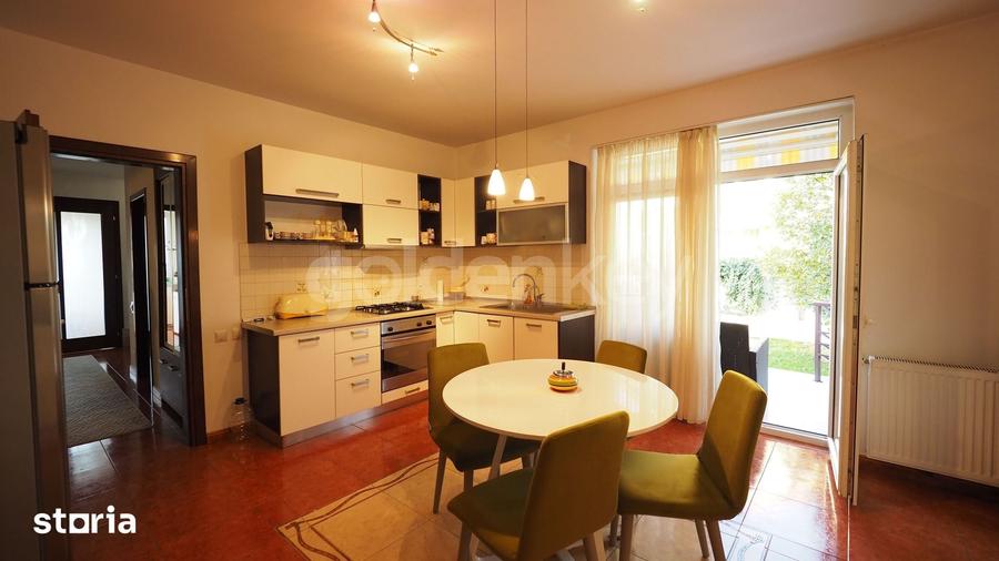 Casă cu 10 camere cu Teren 633 Mp în Central