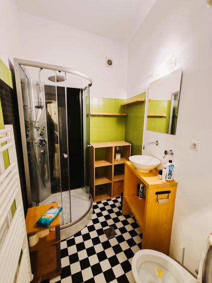 Apartament cu 3 camere semidecomandat în Central
