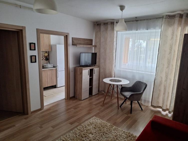 Garsonieră decomandată în Roșu
