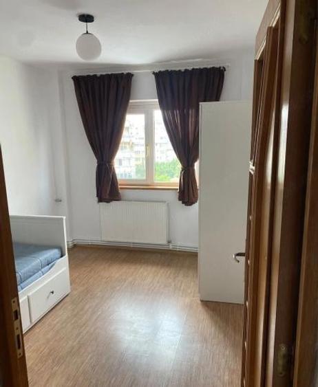 Apartament cu 3 camere semidecomandat, mobilat în Tineretului
