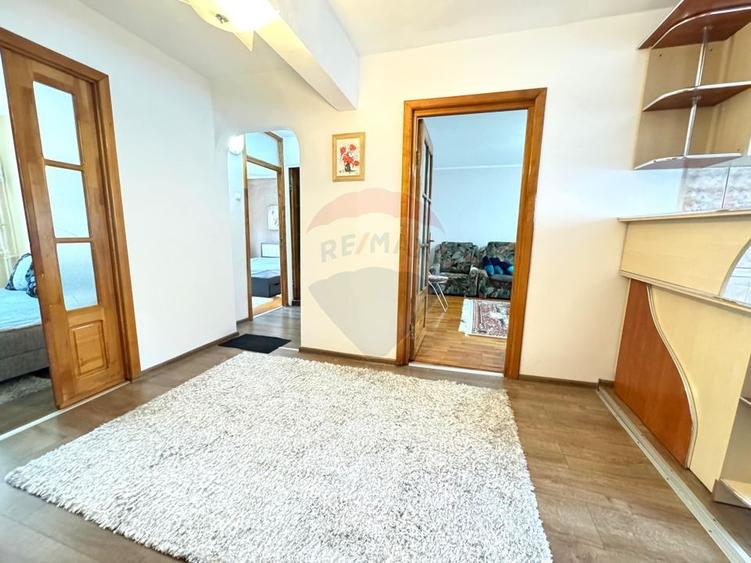 Apartament cu 3 camere decomandat, mobilat în Central