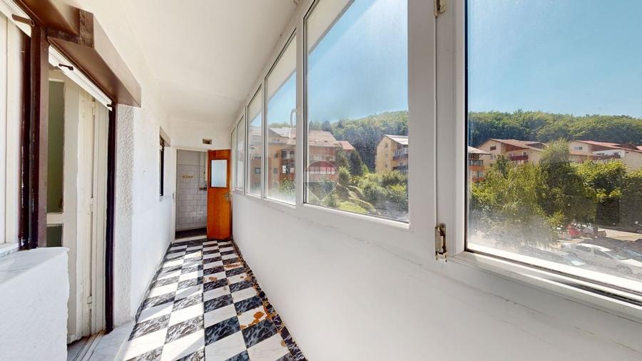 Apartament cu 4 camere decomandat în Răcădău