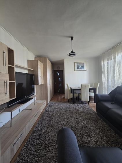 Apartament cu 3 camere semidecomandat, mobilat în Central