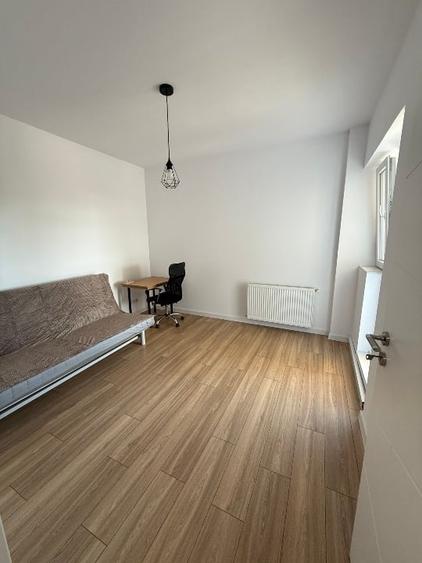Apartament cu 3 camere semidecomandat, mobilat în Berceni
