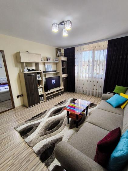 Apartament cu 3 camere semidecomandat în Central