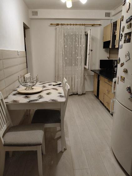Apartament cu 3 camere semidecomandat în Lipovei