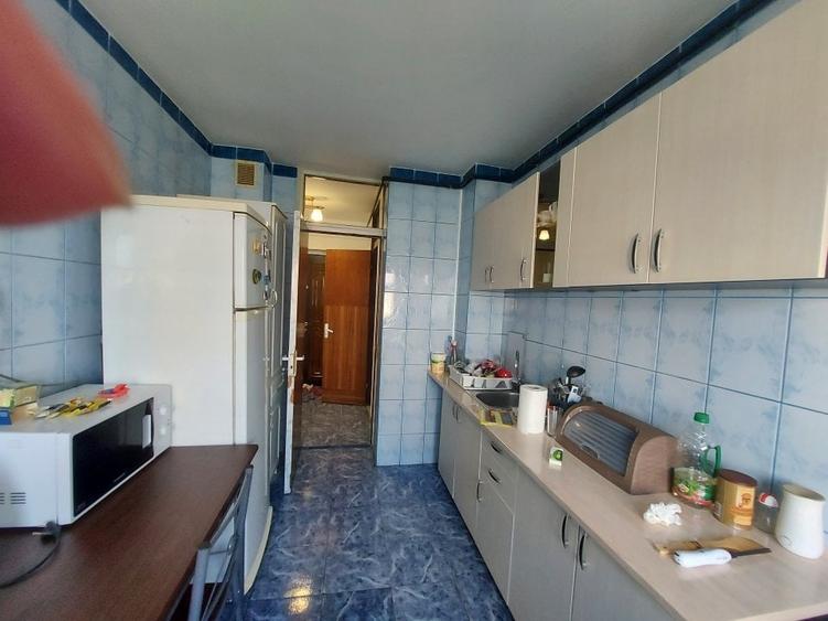 Apartament cu 3 camere semidecomandat, mobilat în Drumul Taberei