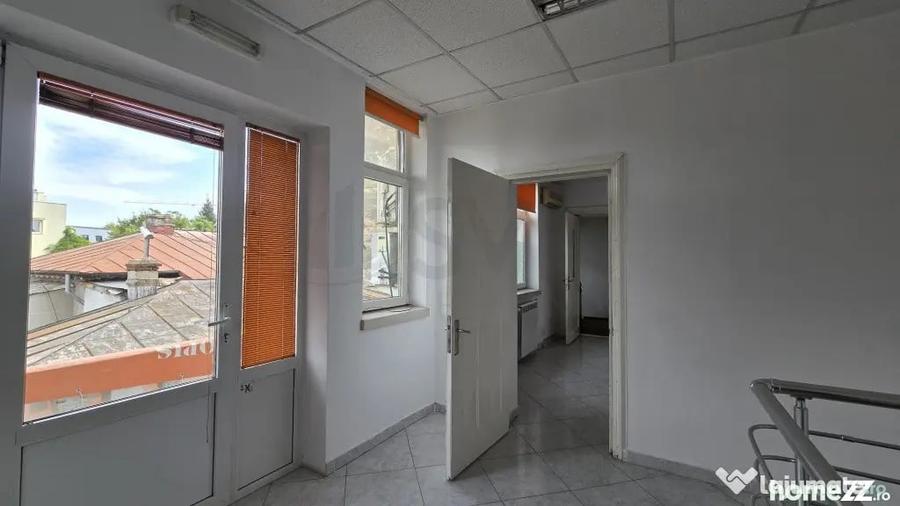 Casă cu 9 camere cu Teren 170 Mp în Moșilor