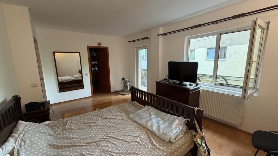 Duplex cu 5 camere cu Canalizare în Roșu