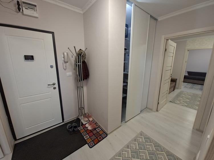Apartament cu 3 camere semidecomandat în Micro 19