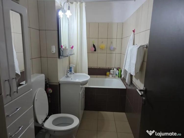 Apartament cu 3 camere decomandat în Rogerius