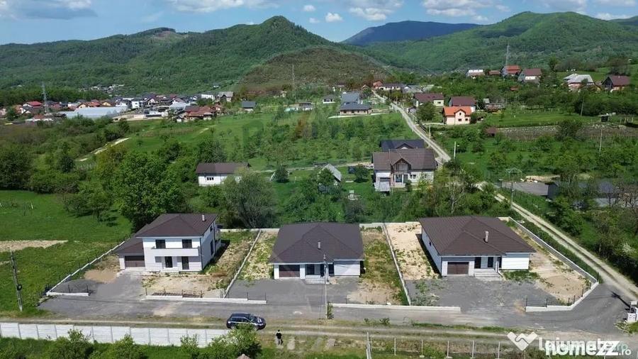 Casă cu 7 camere cu Teren 892 Mp în Est