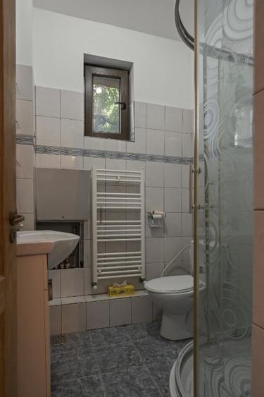 Casă cu 6 camere cu Canalizare în Crângași