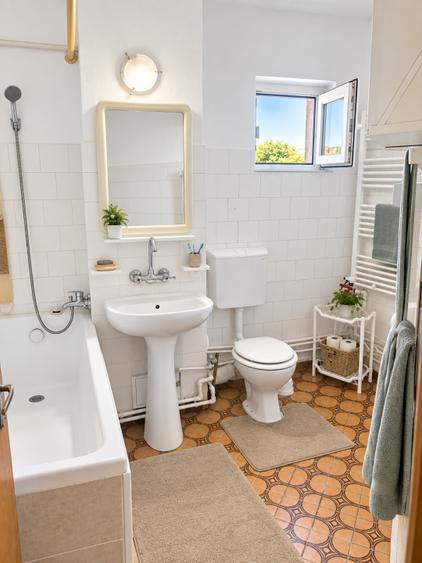Apartament cu 3 camere decomandat, mobilat în Casa de Cultură