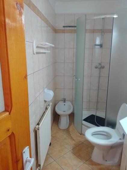 Apartament cu 2 camere decomandat, mobilat în Telecabinei