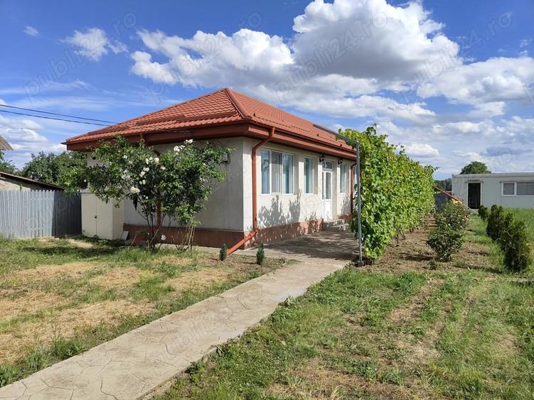 Casă cu 3 camere cu Teren 3500 Mp în Central