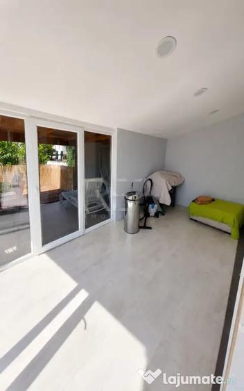 Apartament cu 3 camere semidecomandat în Vitan