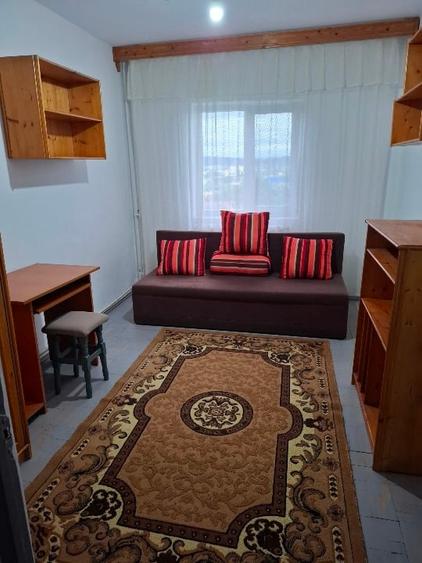 Apartament cu 3 camere semidecomandat, mobilat în Tătărași